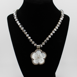 Mother of Pearl Flower Necklace - dolly mama boutique